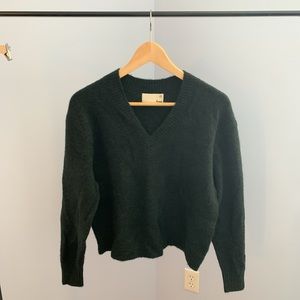 ARITZIA/WILFRED FREE - VNECK SWEATER